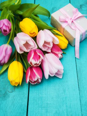 Bahar Lale çiçek ve hediye kutusu