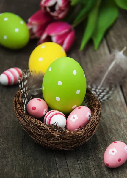 Huevo de Pascua en un nido — Foto de Stock