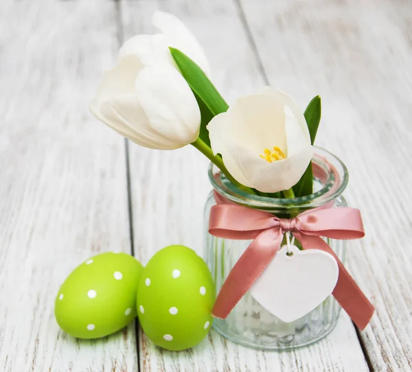 Huevos y tulipanes de Pascua — Foto de Stock