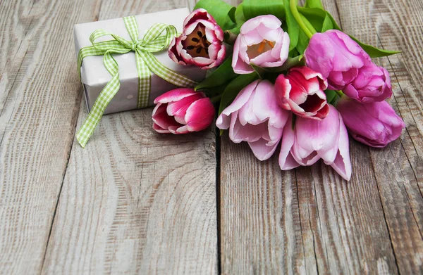 Primavera tulipanes flores y caja de regalo — Foto de Stock