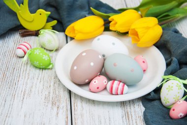 Paskalya yumurtaları ve laleler