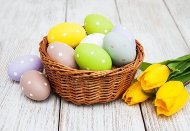 Paskalya yumurtaları ve Lale ile sepeti