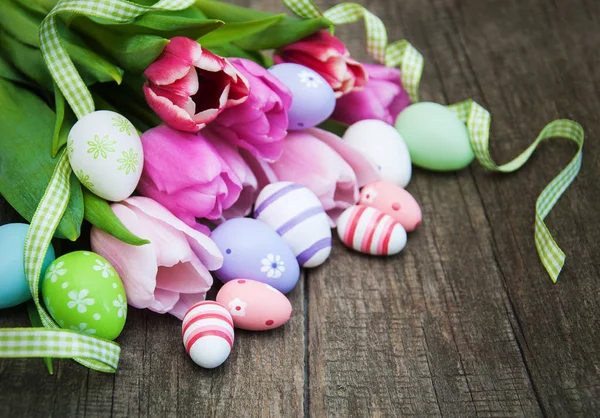 Huevos y tulipanes de Pascua — Foto de Stock