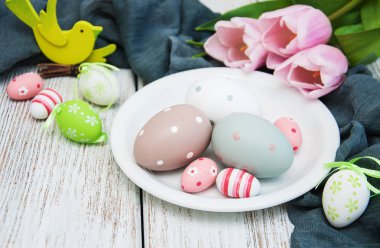 Paskalya yumurtaları ve laleler
