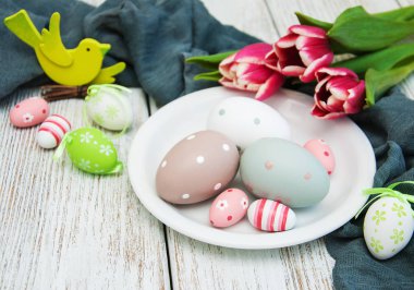 Paskalya yumurtaları ve laleler