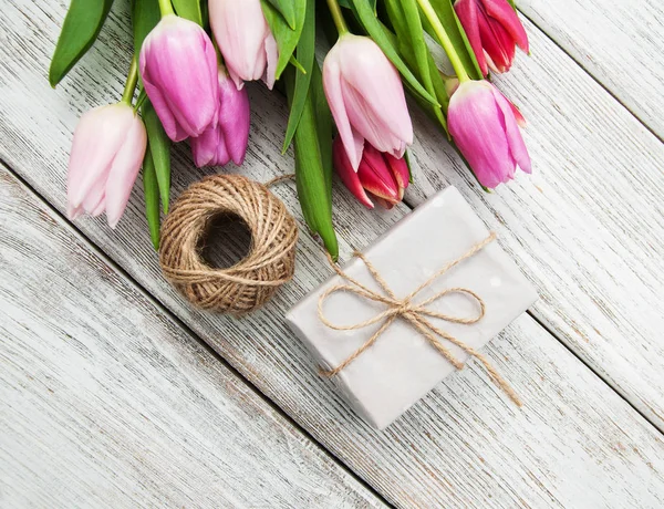 Primavera tulipanes flores y caja de regalo — Foto de Stock