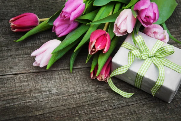 Tulipani primaverili fiori e confezione regalo — Foto Stock