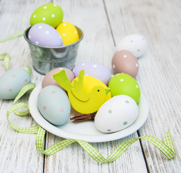 Huevos de Pascua en un plato — Foto de Stock