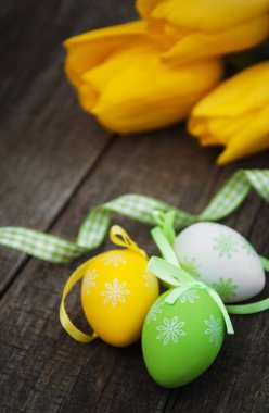 Paskalya yumurtaları ve laleler