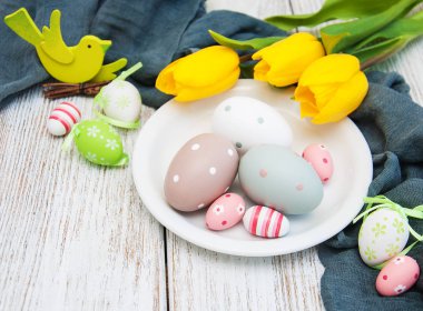 Paskalya yumurtaları ve laleler