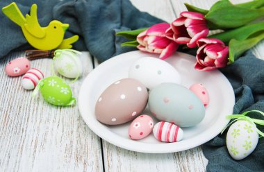 Paskalya yumurtaları ve laleler