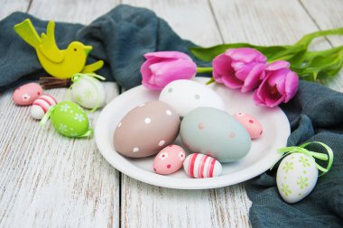 Paskalya yumurtaları ve laleler
