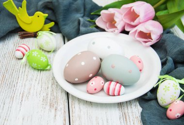 Paskalya yumurtaları ve laleler