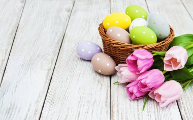 Paskalya yumurtaları ve Lale ile sepeti