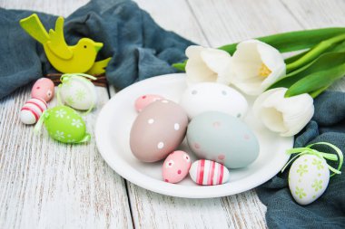 Paskalya yumurtaları ve laleler