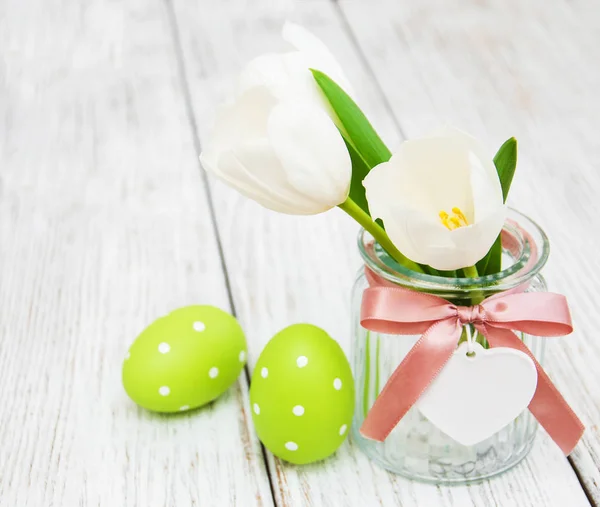 Huevos y tulipanes de Pascua — Foto de Stock