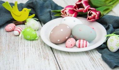 Paskalya yumurtaları ve laleler