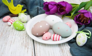 Paskalya yumurtaları ve laleler