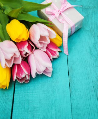 Bahar Lale çiçek ve hediye kutusu