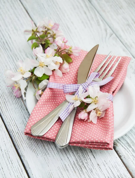 Ajuste de mesa con flor de primavera —  Fotos de Stock