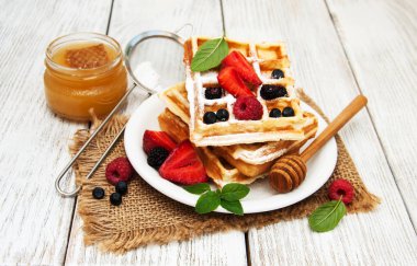 Waffle taze çilek ile