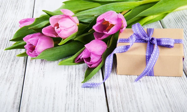 Tulipani bouquet e confezione regalo — Foto Stock