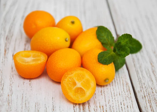 Kumquats på ett träbord — Stockfoto
