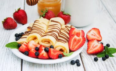 çilek ve çikolata soslu krep