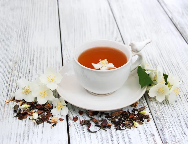 Kopje thee met jasmijnbloemen — Stockfoto