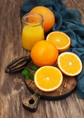 Kavanoz ve taze portakal suyu