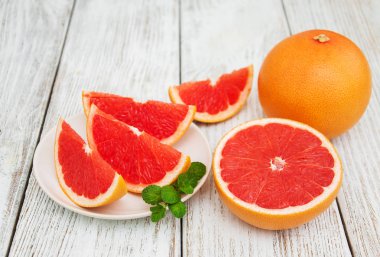 Olgun greyfurt dilimlenmiş