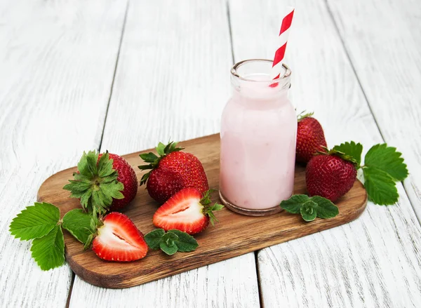 Yoghurt met verse aardbeien — Stockfoto