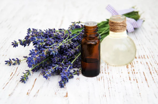 Lavendel och massage olja — Stockfoto