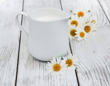 süt ve papatya çiçeği ile sürahi