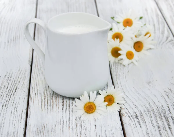 Brocca con latte e fiore di camomilla — Foto Stock