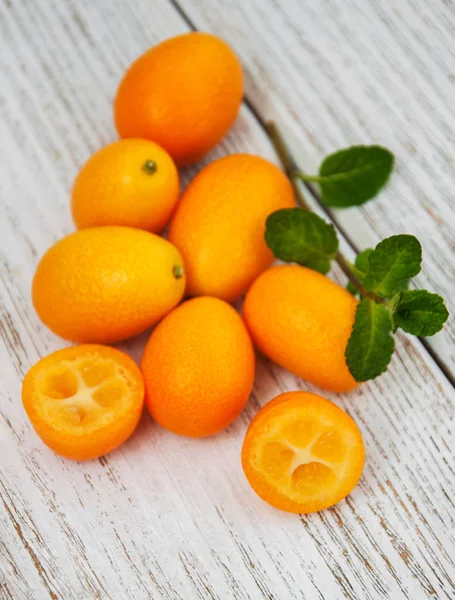 Kumquats på ett träbord — Stockfoto