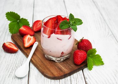 Yoğurtlu taze çilek