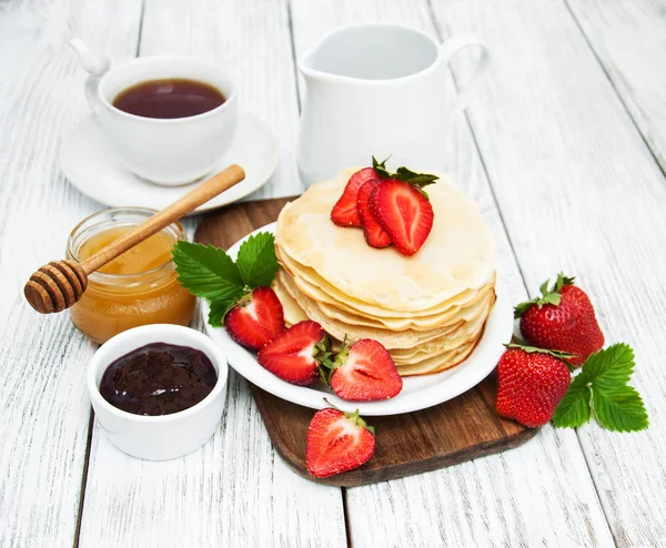 Pfannkuchen mit Erdbeeren — Stockfoto