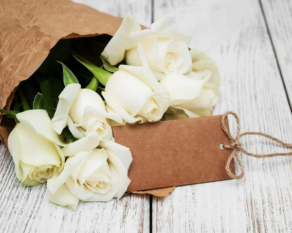 Rosas blancas con etiqueta — Foto de Stock