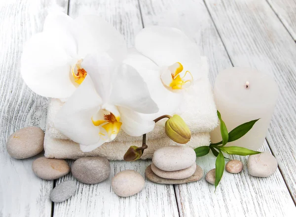 Spa Ürünleri ve beyaz orkide — Stok fotoğraf