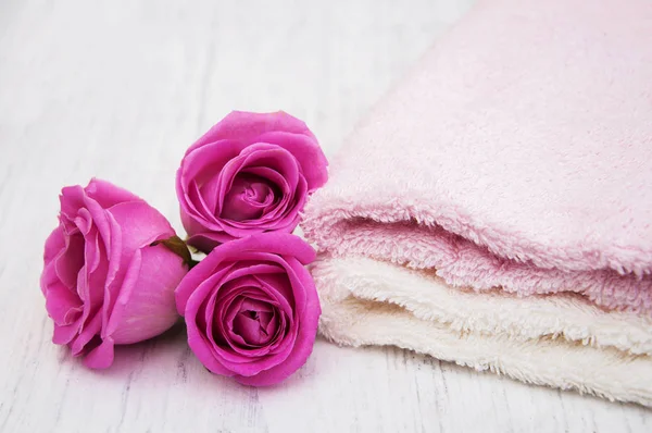 Πετσέτες μπάνιου με ροζ τριαντάφυλλα — Φωτογραφία Αρχείου