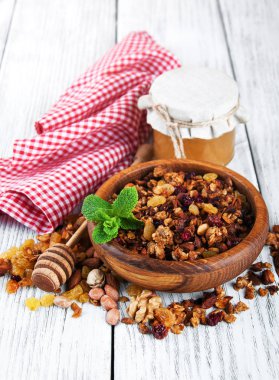 Bir tablo üzerinde ev yapımı granola