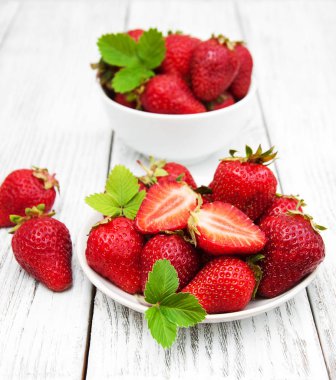 ahşap masa üzerinde olgun çilek