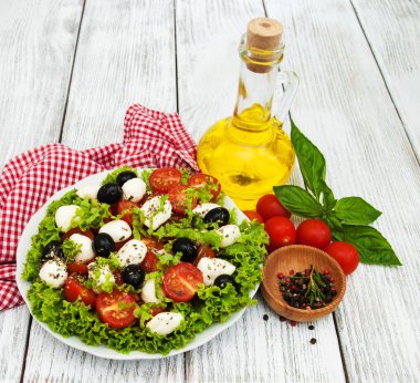 mozarella peyniri ve sebze salatası