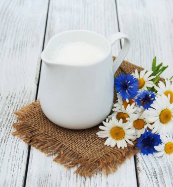 süt ve kır çiçeği ile sürahi