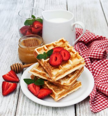 Çilekli ve naneli Belçika waffleları