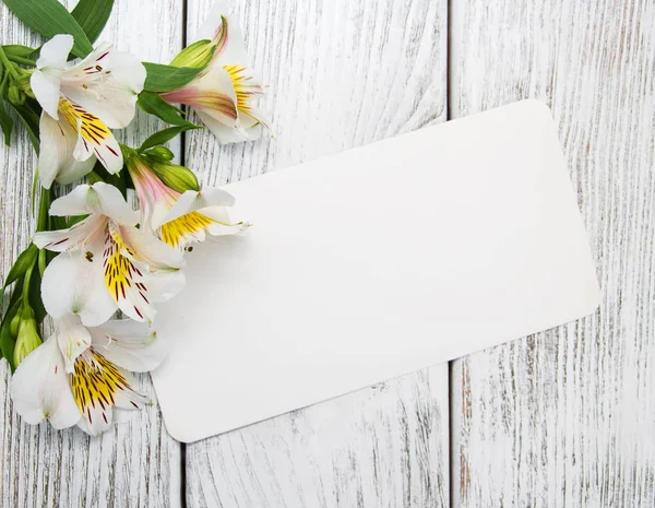Tarjeta de papel con flores de alstroemeria —  Fotos de Stock