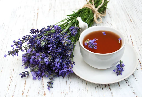 紅茶とラベンダーの花のカップ — ストック写真