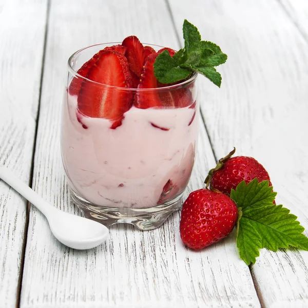 Yogurt con fresas frescas — Foto de Stock