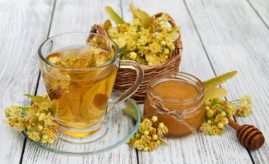 Bir fincan ıhlamur çiçekli bitki çayı.